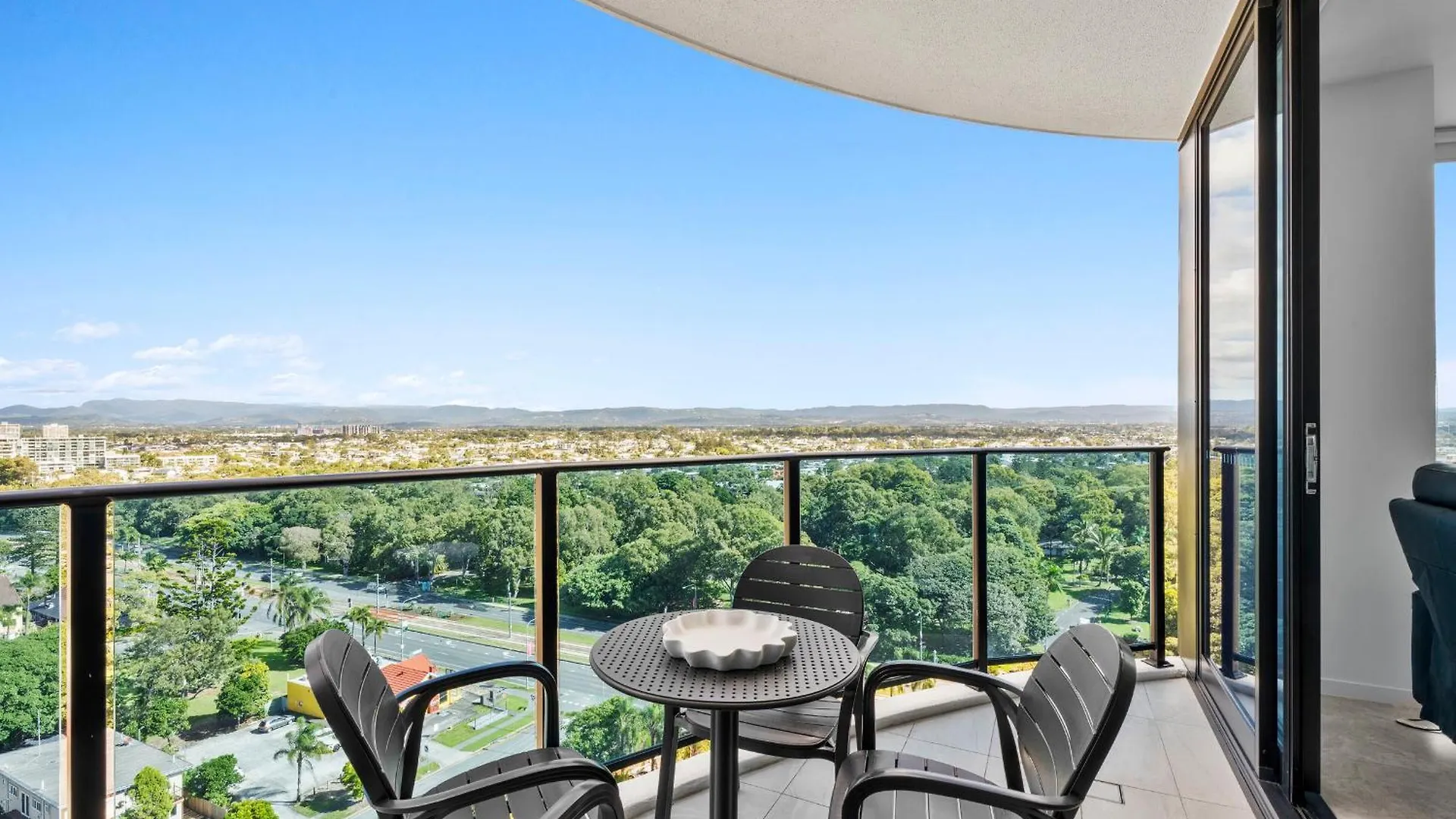 Modern 2 Bedroom Unit At The Gallery Residences In Broadbeach - Q Stay Gold Coast Australia