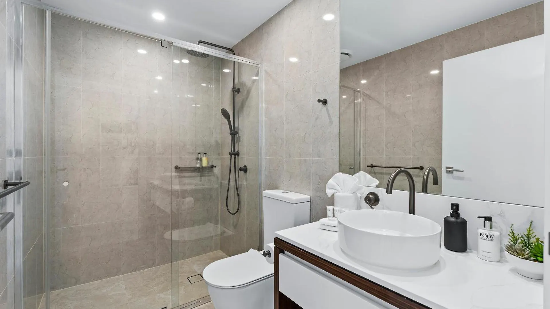 Apartment Modern 2 Bedroom Unit At The Gallery Residences In Broadbeach - Q Stay Gold Coast